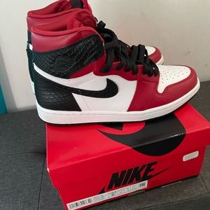 Air Jordan 1 Retro High OG 'Satin
Red' SIZE 8.5